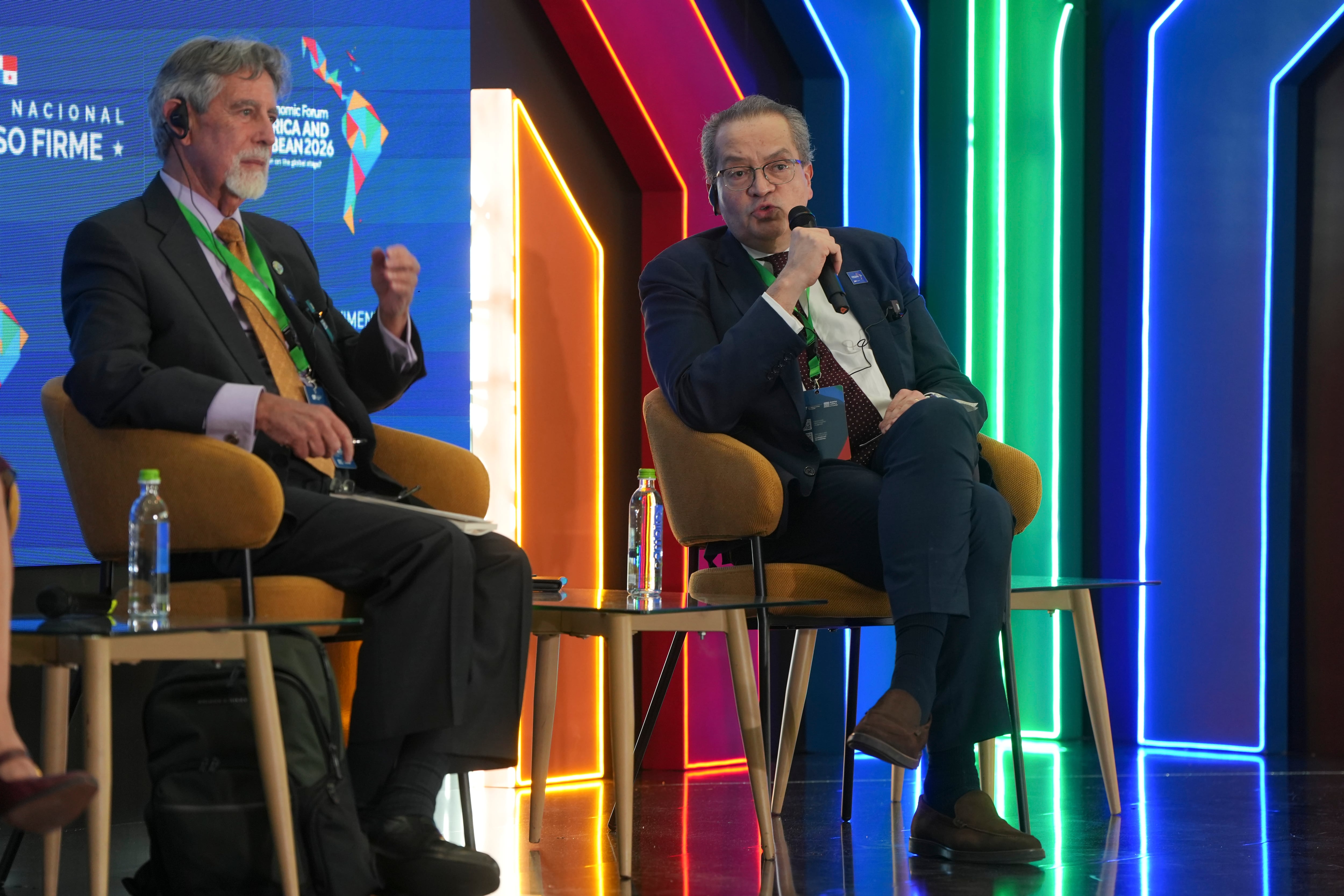 Francisco Sagasti y Fernando Carrillo Flores durante el Foro Económico Internacional, en Panamá.