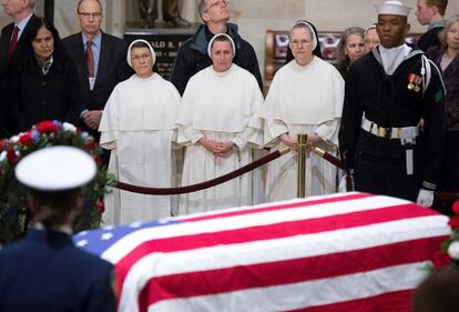 Un grupo de monjas presentan sus respetos a los restos mortales del expresidente estadounidense George Bush (1989-1993) en el Capitolio.