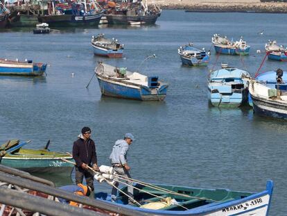 Moroccan fishermen at the port of Larache.