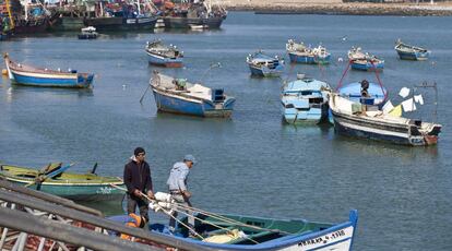 Moroccan fishermen at the port of Larache.