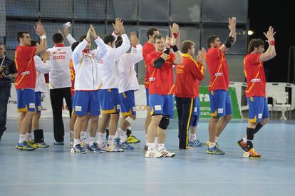 La selección española de balonmano momentos antes del comienzo del primer partido del Mundial en la Caja Mágica de Madrid.