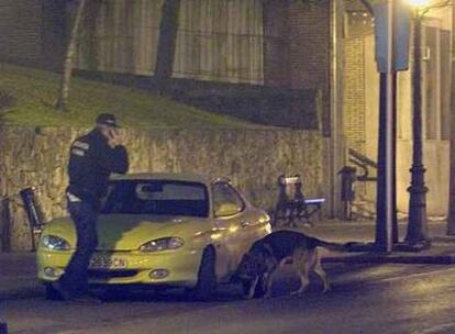Un artificiero de la Ertzaintza inspecciona anoche un coche cerca del lugar de la explosión en el centro de Sestao, Vizcaya.