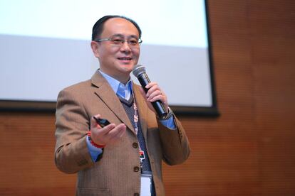 El Dr. Yong Rui durante una presentaci&oacute;n. 