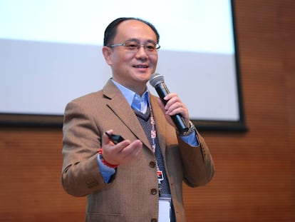 El Dr. Yong Rui durante una presentaci&oacute;n. 