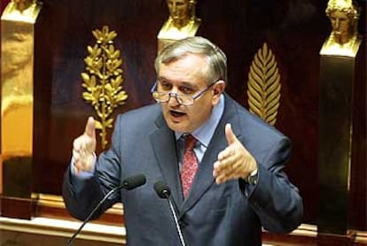 El primer ministro, Jean-Pierre Raffarin, en una intervención ante la Asamblea Nacional.