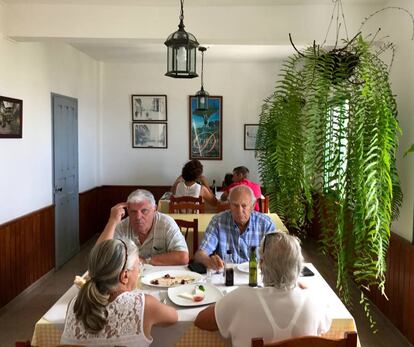 COMEDOR DE LA CASA DE COMIDAS EL DRAGO / CAPEL 