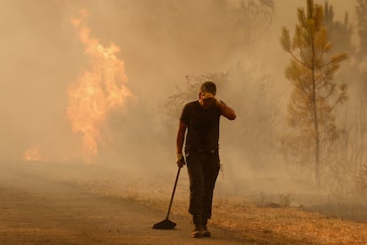 Un voluntario, con gesto cansado, se aleja de un foco en el incendio en Larouco, este miércoles.