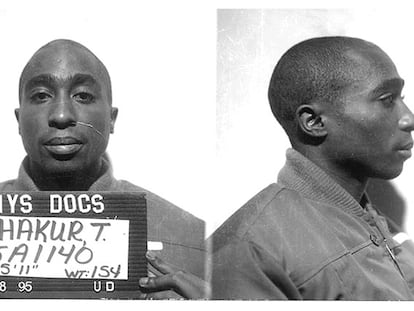 Tupac Shakur posa para una foto tomada por la policía tras su detención por acoso en marzo de 1995.