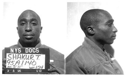 Tupac Shakur posa para una foto tomada por la policía tras su detención por acoso en marzo de 1995.