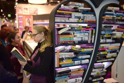 Una mujer lee un libro en la Feria de Fr&aacute;ncfort, que se clausura hoy.