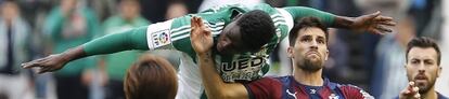 Adrián e N’Diaye disputam uma bola aérea no jogo Betis x Eibar.