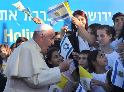 El Papa saluda a los niños israelíes después de llegar a la pista de aterrizaje en el Monte Scopus en Jerusalén.