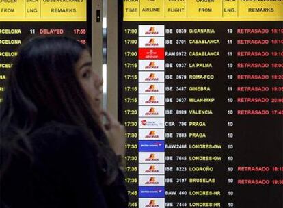 Una pasajera consulta el panel de vuelos durante el caos generado por la baja de controladores el pasado invierno.