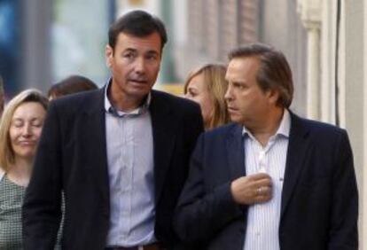 Gómez (izquierda) y Carmona, en un acto en 2012.