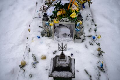 La fotografía del sargento, Aleksandrovych Sixoy, de 30 años, descansa sobre su tumba, cubierta de nieve, en el cementerio de Lviv. Aleksandrovych fue asesinado el 13 de abril de 2022.