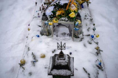 La fotografía del sargento, Aleksandrovych Sixoy, de 30 años, descansa sobre su tumba, cubierta de nieve, en el cementerio de Lviv. Aleksandrovych fue asesinado el 13 de abril de 2022.