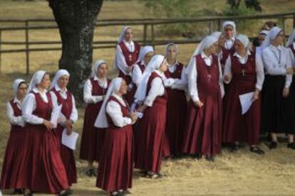 Un grupo de religiosas asiste al funeral.