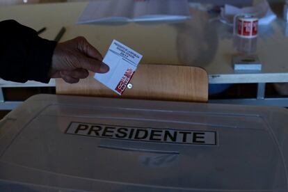 Un ciudadano introduce su voto en un centro electoral de Santiago de Chile.