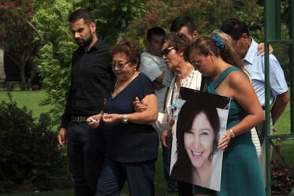 Familiaries y amigos despiden a Gisella Solís Calle, la odontóloga argentina asesinada.