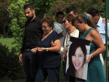 Familiaries y amigos despiden a Gisella Solís Calle, la odontóloga argentina asesinada.