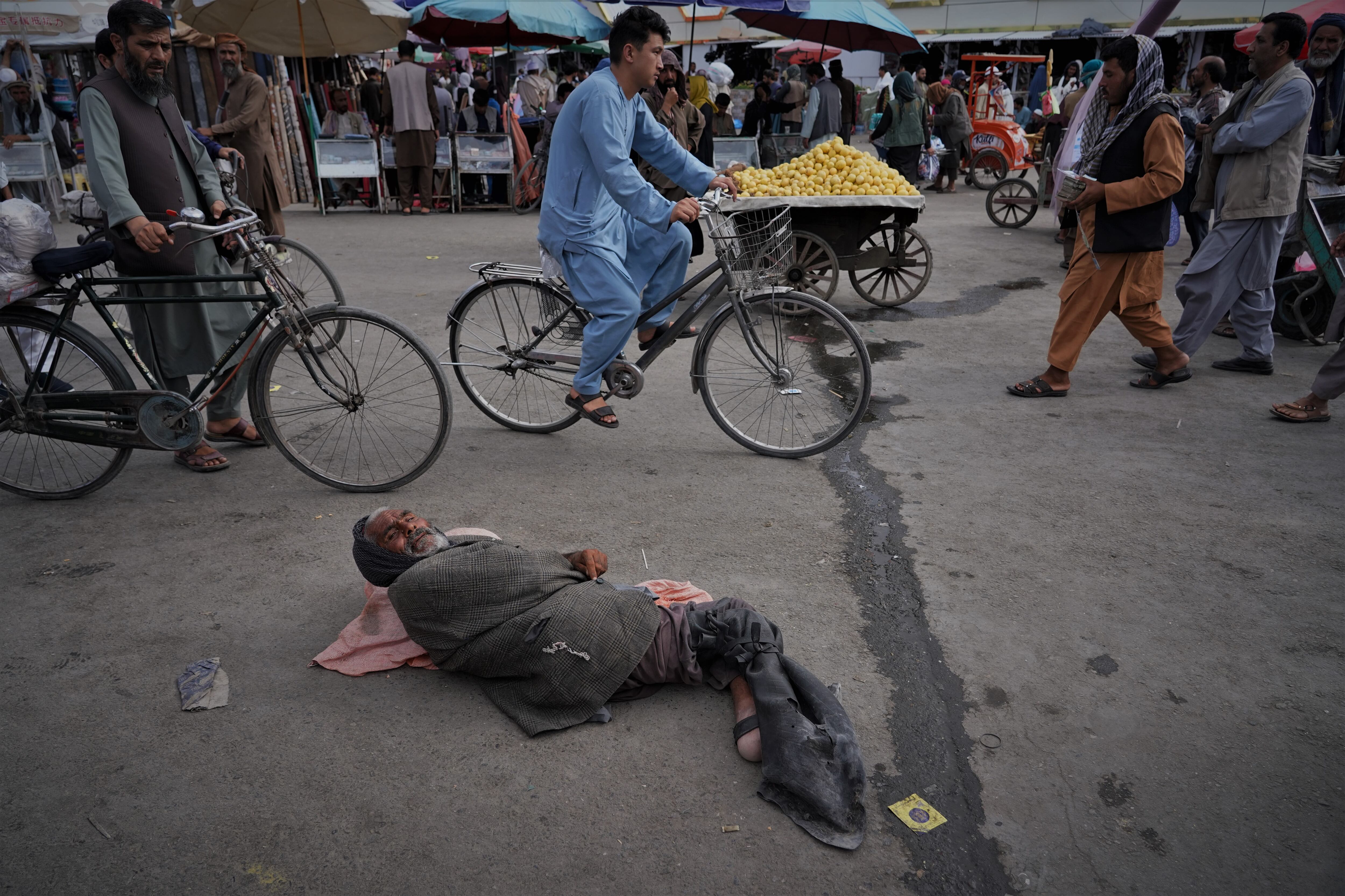 Miagul, de unos 80 años, quedó lesionado de niño cuando una vaca le pisó la pierna derecha. Cada día mendiga tirado en una calle de Kabul. 