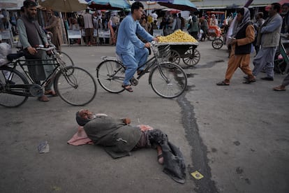 Miagul, de unos 80 años, quedó lesionado de niño cuando una vaca le pisó la pierna derecha. Cada día mendiga tirado en una calle de Kabul.
