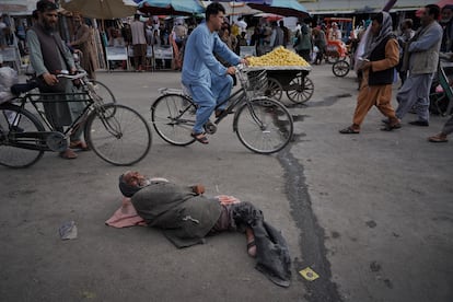 Miagul, de unos 80 años, quedó lesionado de niño cuando una vaca le pisó la pierna derecha. Cada día mendiga tirado en una calle de Kabul. 