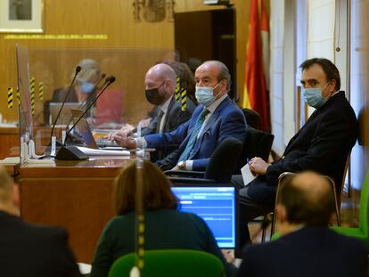 A la derecha, el empresario Francisco Esgueva, uno de los acusados del caso 'Perla Negra', este lunes durante el juicio en Valladolid.