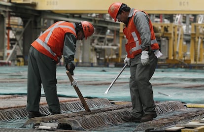 Dos operarios revisan anodos de cobre en las instalaciones de la mina de cobre de Chuquicamata, a 15 km al norte de la localidad de Calama, en la región de Antofagasta, Chile.