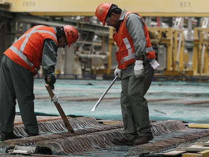 Dos operarios revisan anodos de cobre en las instalaciones de la mina de cobre de Chuquicamata, a 15 km al norte de la localidad de Calama, en la región de Antofagasta, Chile.