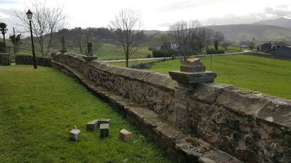 Fragmentos de las cruces destruidas de la iglesia de San Jorge de Penagos, en Cantabria.