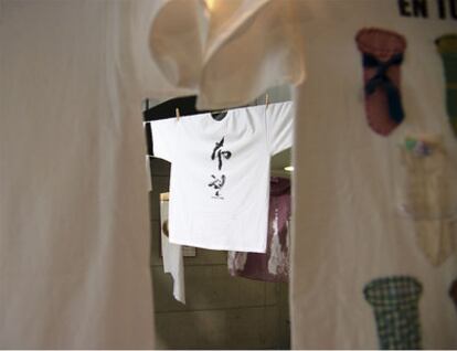 Camiseta diseñada por Yoko Ono para la exposición.