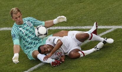 Hart y Ashley Cole, en una acci&oacute;n ante Francia.