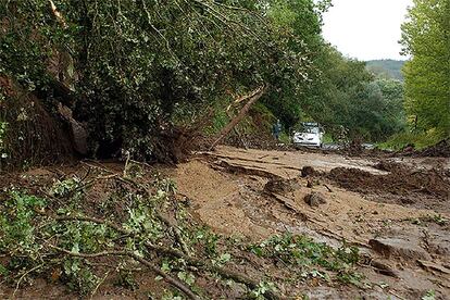 Una gran bolsa de agua provoca cortes entre la A-52 y la OU-4202, entre Ourense y Castrelo de Miño.