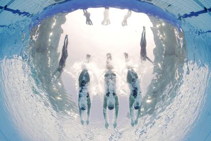 El equipo japonés entra en la piscina durante el calentamiento previo a la final de natación sincronizada. 