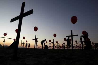 Instalação da ONG Rio de Paz na praia de Copacabana em memória aos mortos por coronavírus no Brasil, agosto de 2020.