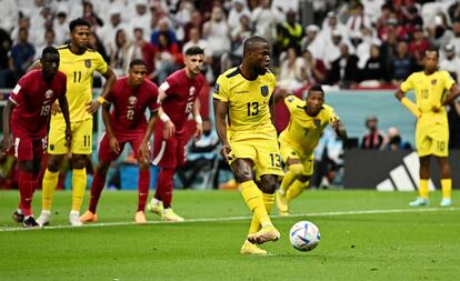 La única fiesta en el partido inaugural fue la de Valencia, que a los tres minutos ya había metido un gol, anulado después por el VAR. Al cuarto de hora recibió un buen pase filtrado de Estrada y provocó un penalti que transformó él mismo jugueteando con el portero (en la foto). 