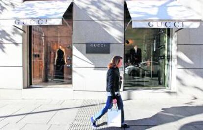 Una viandante pasea por la calle Serrano de Madrid.