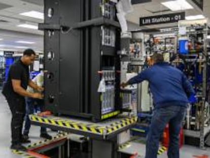 Ingenieros de IBM trabajando en un centro de datos de la compañía.
 
 