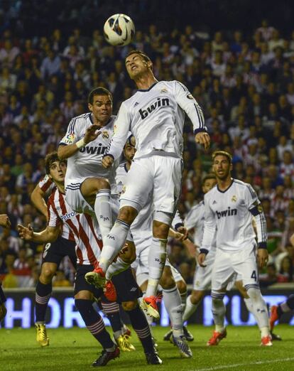 Cristiano despeja el balón ante Pepe.
