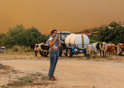 Una joven mira el incendio en Navalmoral de la Sierra (Ávila).