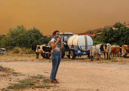 Una joven mira el incendio en Navalmoral de la Sierra (Ávila).