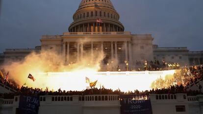 Una explosión durante la protesta de partidarios del presidente de los Estados Unidos, Donald Trump, frente al Capitolio.