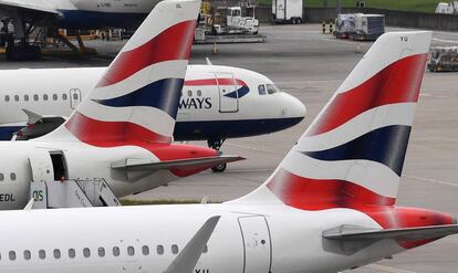 Varios aviones en el aeropuerto londinense de Heathrow.