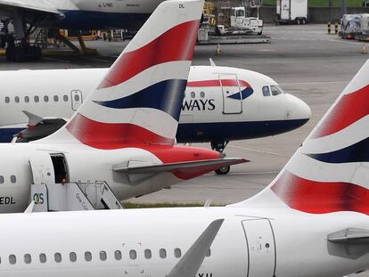 Varios aviones en el aeropuerto londinense de Heathrow.
