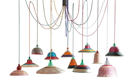 'PETLamp', del diseñador español Alvaro Catalán. El artista reclutó comunidades indígenas de Colombia para crear lámparas con desechos de botellas de plástico.