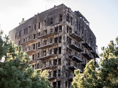 Estado del edificio incendiado en el barrio de Campanar, en Valencia.