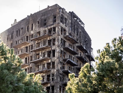 Exterior del edificio incendiado en Valencia, en el barrio de Campanar.