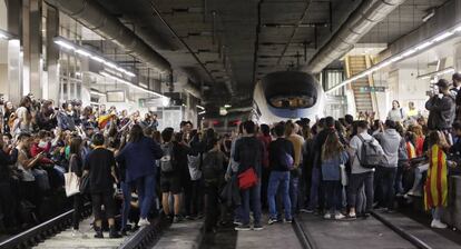 Manifestantes bloquean la circulación de un tren en la estación barcelonesa de Sants.