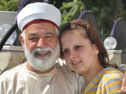 Natasha Cohen, con su suegro, el sacerdote Yosef Cohen.